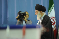 حضور مقام معظم رهبری در پای صندوق دومین مرحله از نهمین دوره انتخابات مجلس شورای اسلامی